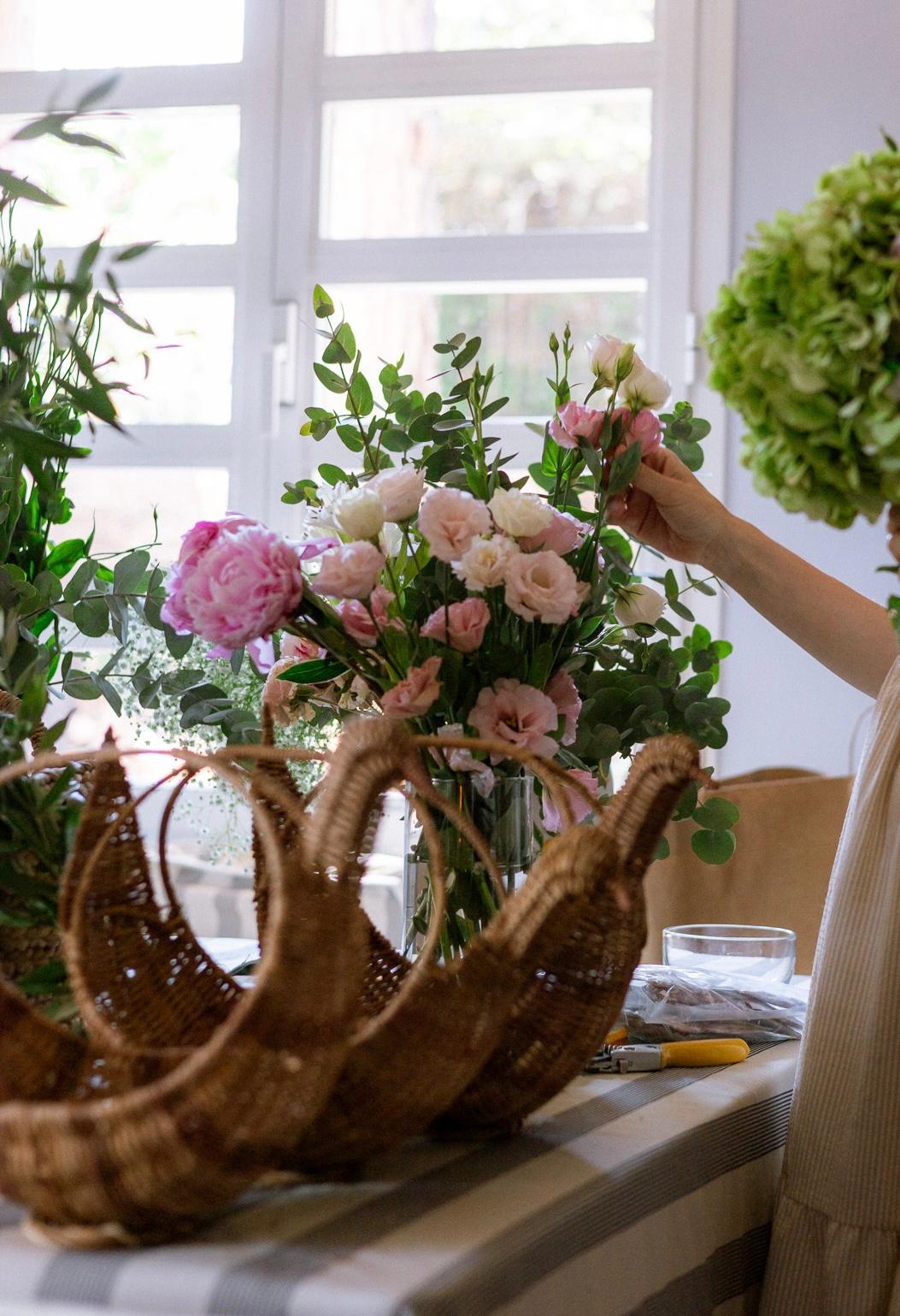 Ramo de peonías, lisianthus, eucalipto e hidranjea que Flavia coloca en un jarrón de cristal